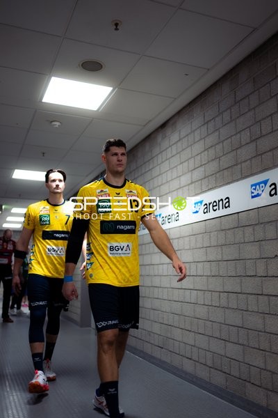 Sebastian Heymann (13; Rhein Neckar Löwen) und Robert Timmermeister (7; Rhein Neckar Löwen) betreten die SAP Arena