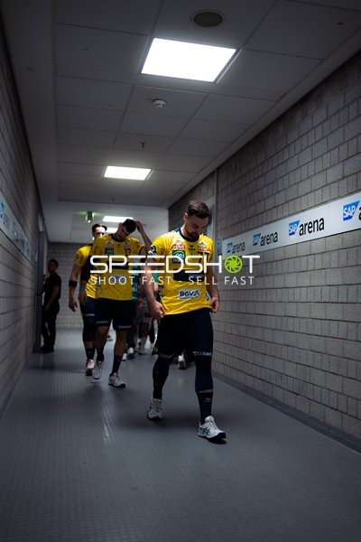 Dani Baijens (77; Rhein Neckar Löwen) und Sebastian Heymann (13; Rhein Neckar Löwen) auf dem Weg zum Spielfeld