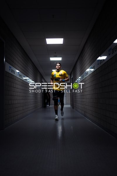 Halil Jaganjac (45; Rhein Neckar Löwen) läuft durch den Gang