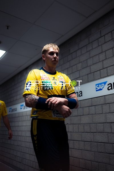 Edwin Aspenbäck (78; Rhein Neckar Löwen) betritt den Gang