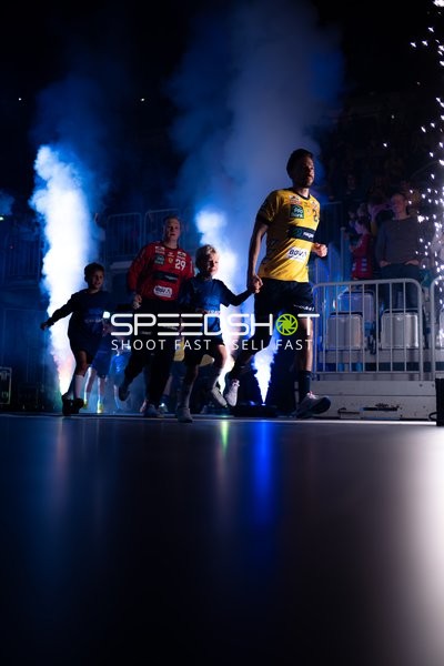 Einlauf von Patrick Groetzki (24; Rhein Neckar Löwen) und David Späth (29; Rhein Neckar Löwen)