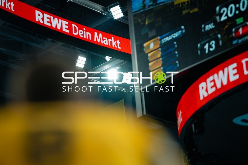 Person im gelben Trikot vor Anzeigetafel