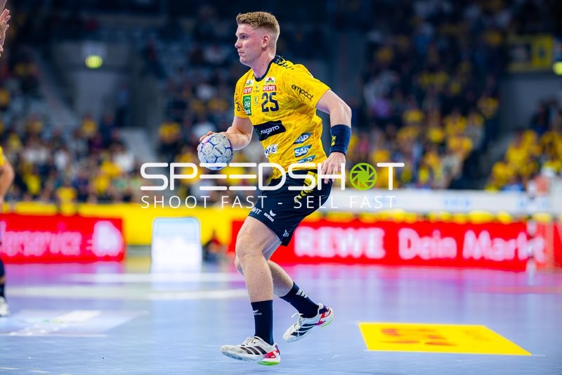 Haukur Thrastarson (25; Rhein Neckar Löwen) wirft