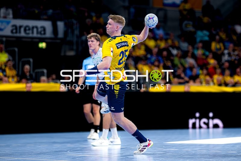 Haukur Thrastarson (25; Rhein Neckar Löwen) wirft