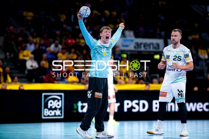 Julian Buchele (1; FAG) jubelt, Ludvig Jurmala (25; FAG) bereit