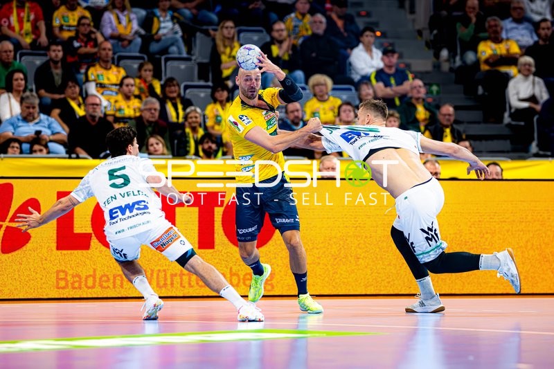 Lukas Sandell (11; Rhein Neckar Löwen) im Zweikampf mit Victor Klöve (7; FAG)