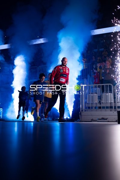 Mike Jensen (20; Rhein Neckar Löwen) läuft ein