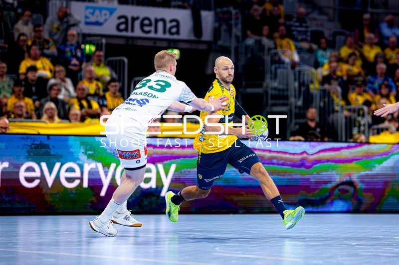 Zweikampf zwischen Lukas Sandell (11; Rhein Neckar Löwen) und Ymir Gislason (33; FAG)