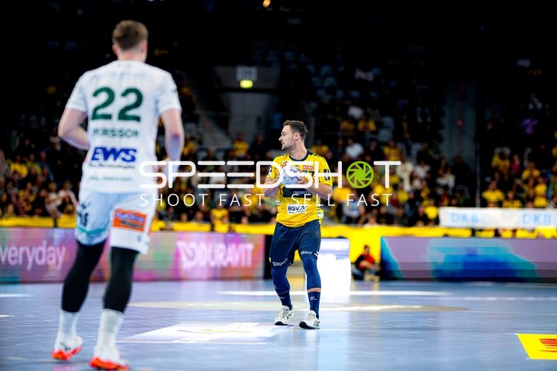 Dani Baijens (77; Rhein Neckar Löwen) mit Ballbesitz