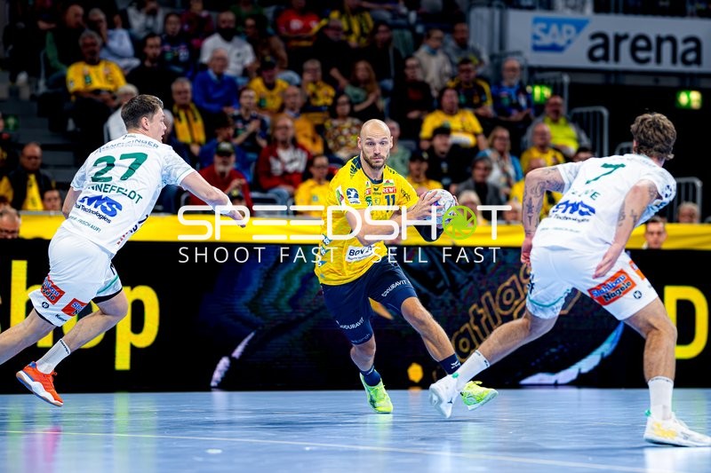 Zweikampf zwischen Lukas Sandell (11; Rhein Neckar Löwen) und Oskar Sunnefeldt (27; FAG)