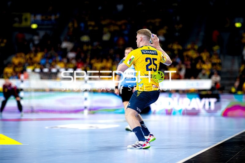 Haukur Thrastarson (25; Rhein Neckar Löwen) wirft