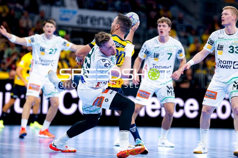 Zweikampf zwischen Ymir Gislason (33; FAG) und Erik Persson (22; FAG)