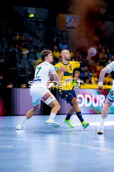 Lukas Sandell (11; Rhein Neckar Löwen) und Victor Klöve (7; FAG) im Zweikampf