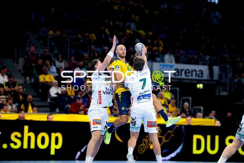 Lukas Sandell (11; Rhein Neckar Löwen) im Zweikampf mit Victor Klöve (7; FAG)