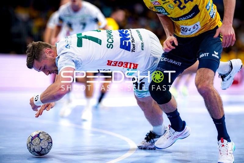 Zweikampf zwischen Robert Timmermeister (7; Rhein Neckar Löwen) und Marcel Schiller (24; FAG)