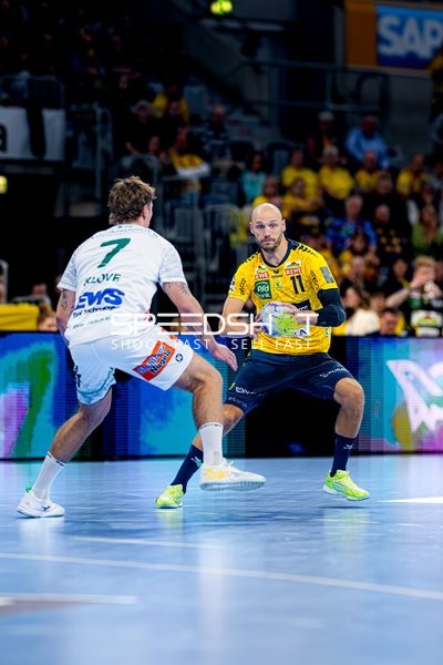 Lukas Sandell (11; Rhein Neckar Löwen) im Zweikampf mit Victor Klöve (7; FAG)