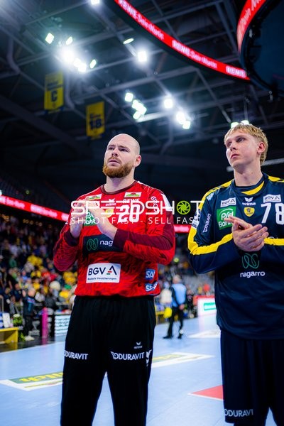 Mike Jensen (20; Rhein Neckar Löwen) und Edwin Aspenbäck (78; Rhein Neckar Löwen) klatschen zusammen