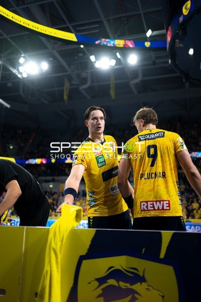 Robert Timmermeister (7; Rhein Neckar Löwen) und Steven Plucnar Jacobsen (9; Rhein Neckar Löwen) an der Seitenlinie