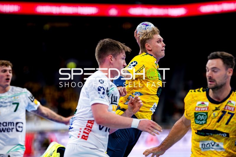 Dani Baijens (77; Rhein Neckar Löwen) und Edwin Aspenbäck (78; Rhein Neckar Löwen) im Zweikampf mit Victor Klöve (7; FAG)