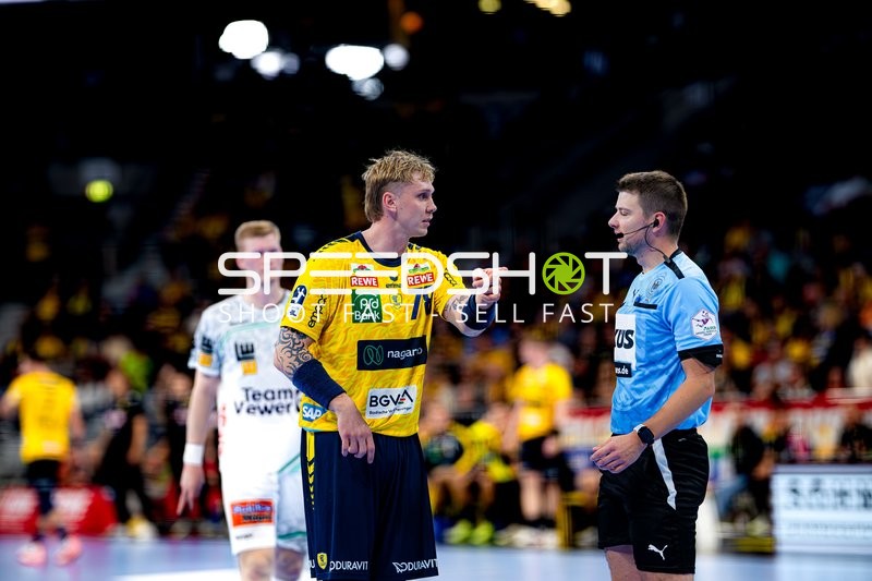 Diskussion zwischen Edwin Aspenbäck (78; Rhein Neckar Löwen) und Schiedsrichter