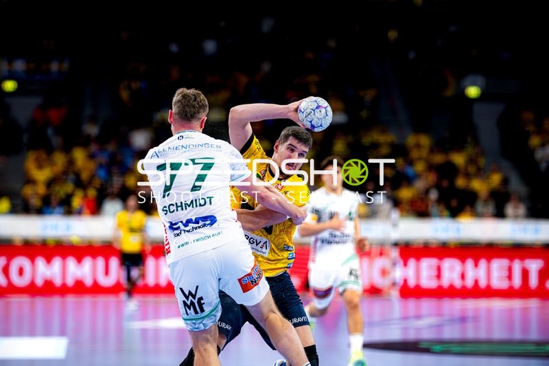 Zweikampf zwischen Halil Jaganjac (45; Rhein Neckar Löwen) und David Schmidt (77; FAG)