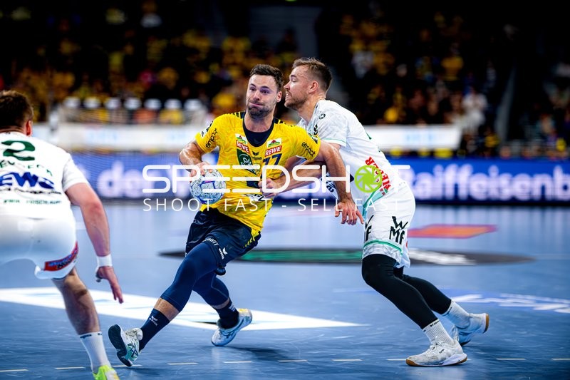 Zweikampf zwischen Dani Baijens (77; Rhein Neckar Löwen) und Ludvig Jurmala (25; FAG)