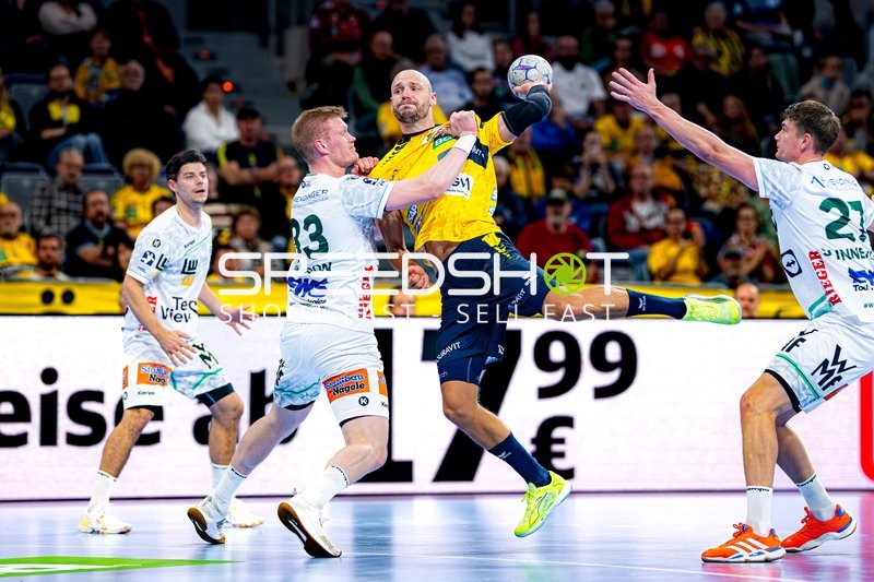 Lukas Sandell (11; Rhein Neckar Löwen) wirft gegen Velde Rutger Ten (5; FAG) und Oskar Sunnefeldt (27; FAG)