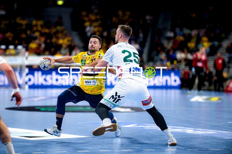 Dani Baijens (77; Rhein Neckar Löwen) im Zweikampf mit Ludvig Jurmala (25; FAG)