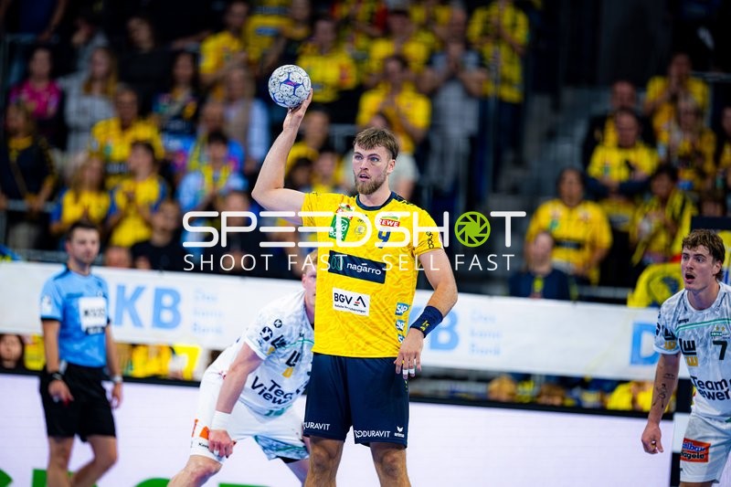 Steven Plucnar Jacobsen (9; Rhein Neckar Löwen) wirft aufs Tor