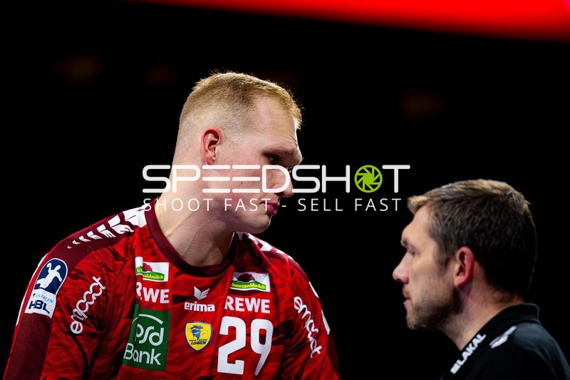 David Späth (29; Rhein Neckar Löwen) im Gespräch mit Trainer