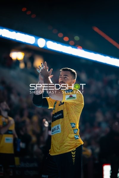 Jannik Kohlbacher (80; Rhein Neckar Löwen) klatscht in die Hände