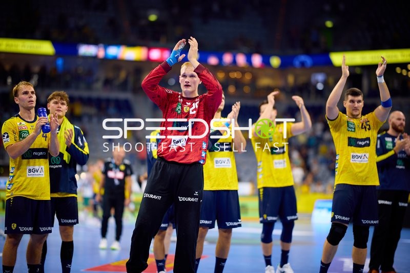 David Späth (29; Rhein Neckar Löwen) und Mathias Larson (4; Rhein Neckar Löwen) feiern den Sieg