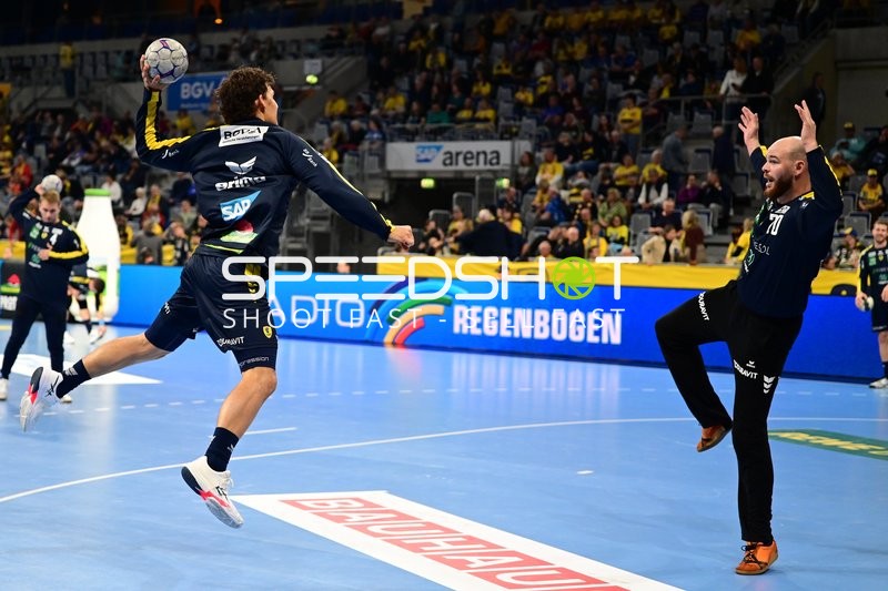 Mike Jensen (20; Rhein Neckar Löwen) wirft