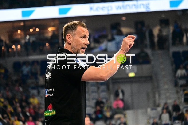 Trainer Maik Machulla (999; Rhein Neckar Löwen) gibt Anweisungen