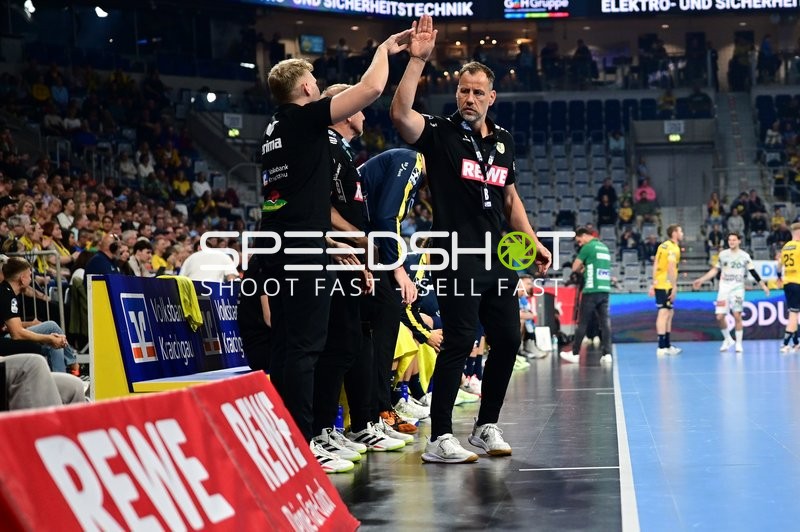 Trainer Maik Machulla (999; Rhein Neckar Löwen) gibt High-Five