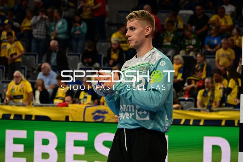 Torwart Kristian Saeveras (12; FAG) bereitet Wurf vor