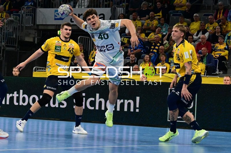 Halil Jaganjac (45; Rhein Neckar Löwen) und Elias Newel (40; FAG) im Zweikampf