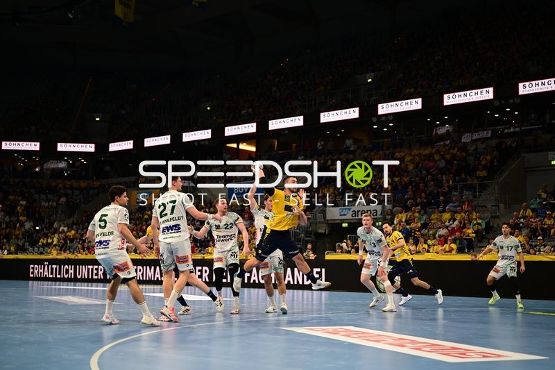 Zweikampf zwischen Jannik Kohlbacher (80; Rhein Neckar Löwen) und Velde Rutger Ten (5; FAG)