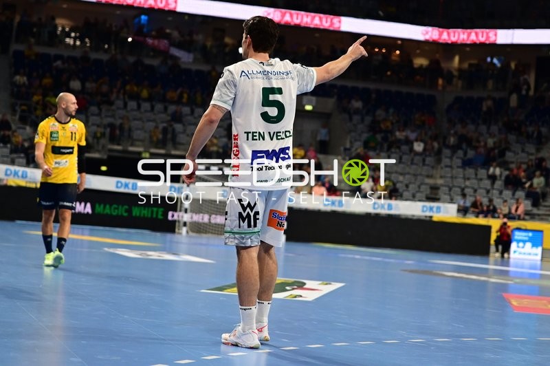 Lukas Sandell (11; Rhein Neckar Löwen) und Velde Rutger Ten (5; FAG) auf dem Spielfeld