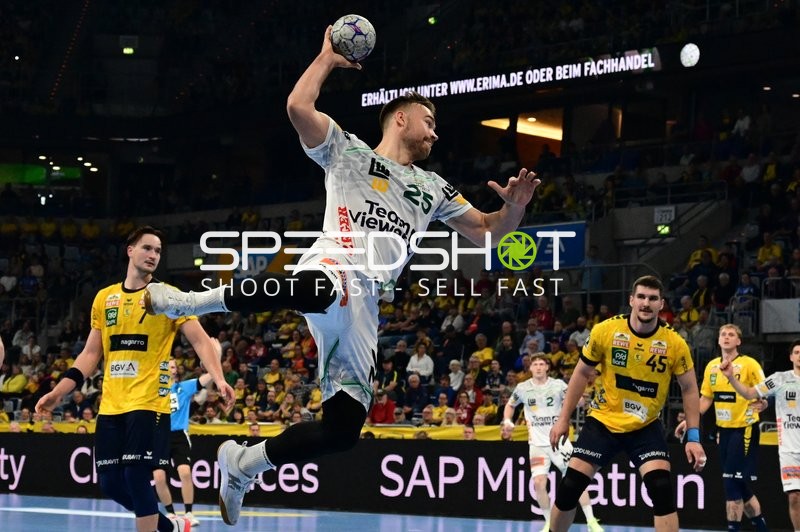 Haukur Thrastarson (25; Rhein Neckar Löwen) wirft aufs Tor