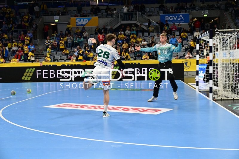 Kristian Saeveras (12; FAG) verteidigt gegen 28; Rhein Neckar Löwen