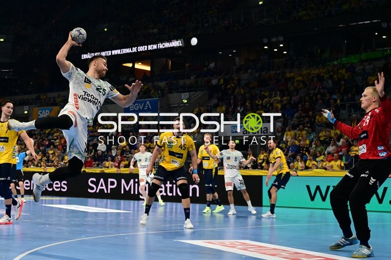 Haukur Thrastarson (25; Rhein Neckar Löwen) wirft aufs Tor