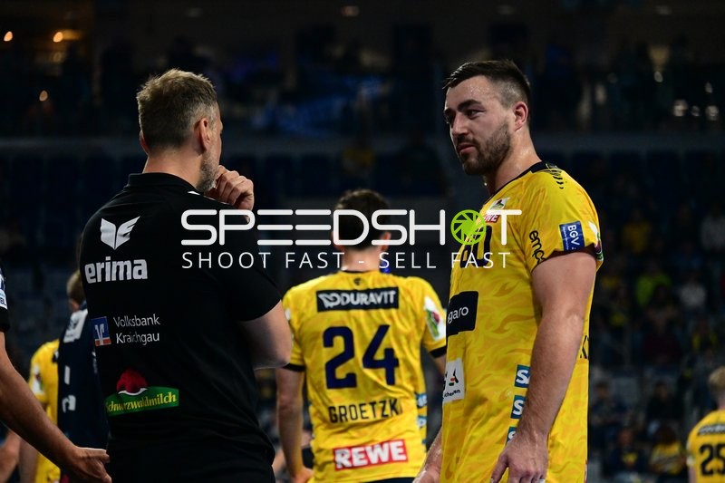 Jannik Kohlbacher (80; Rhein Neckar Löwen) und Patrick Groetzki (24; Rhein Neckar Löwen) im Gespräch