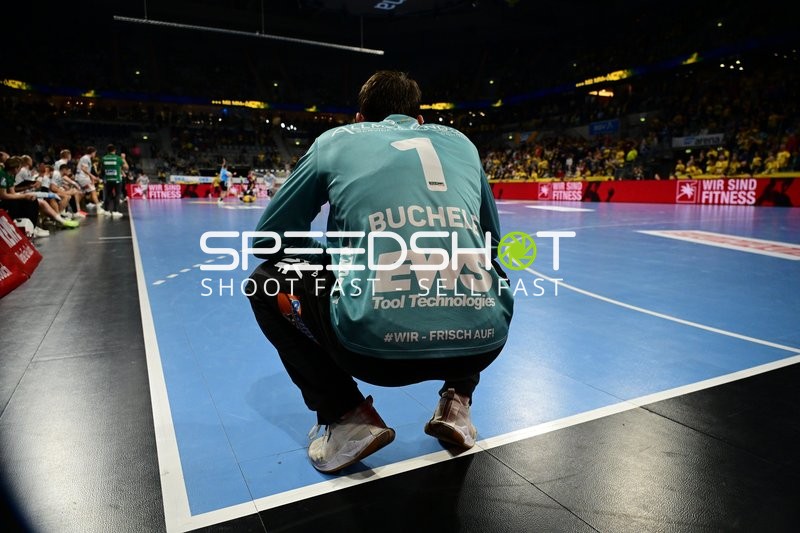 Torwart Julian Buchele (1; FAG) am Spielfeldrand