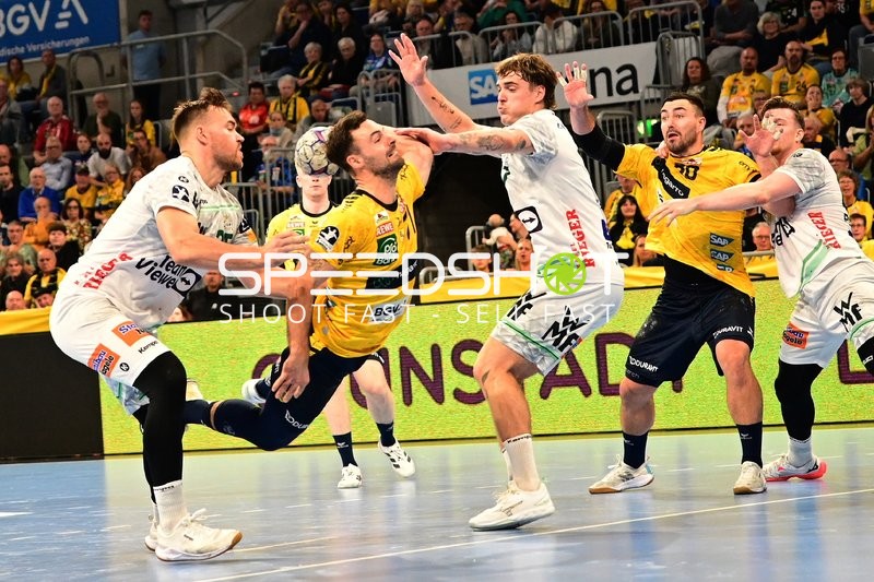 Zweikampf um den Ball zwischen Jannik Kohlbacher (80; Rhein Neckar Löwen) und Victor Klöve (7; FAG)