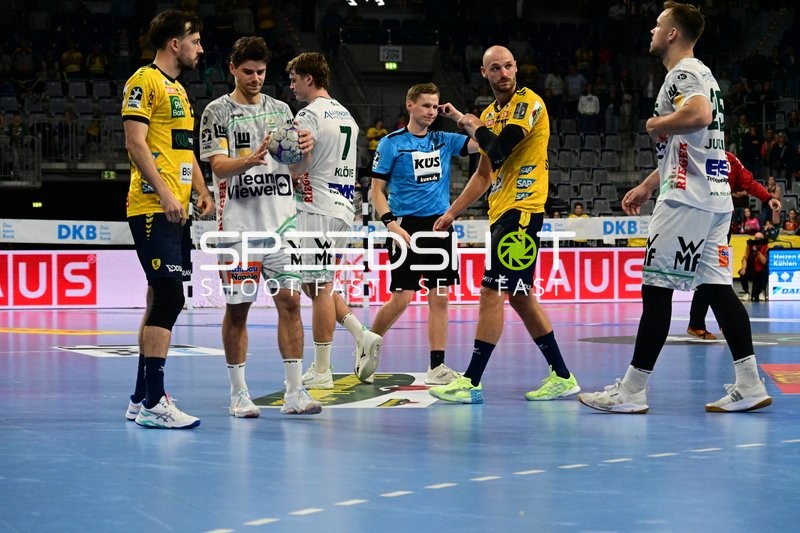 Lukas Sandell (11; Rhein Neckar Löwen) und Velde Rutger Ten (5; FAG) im Gespräch