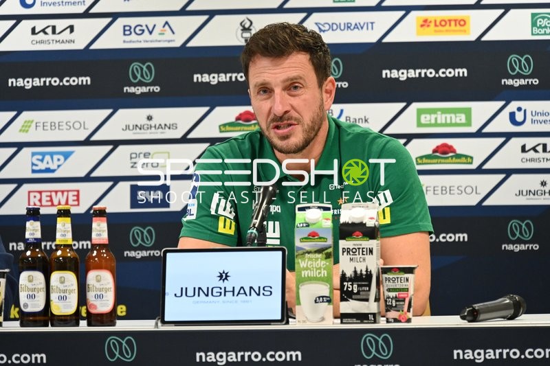 Ben Matschke (999; FAG) bei der Pressekonferenz