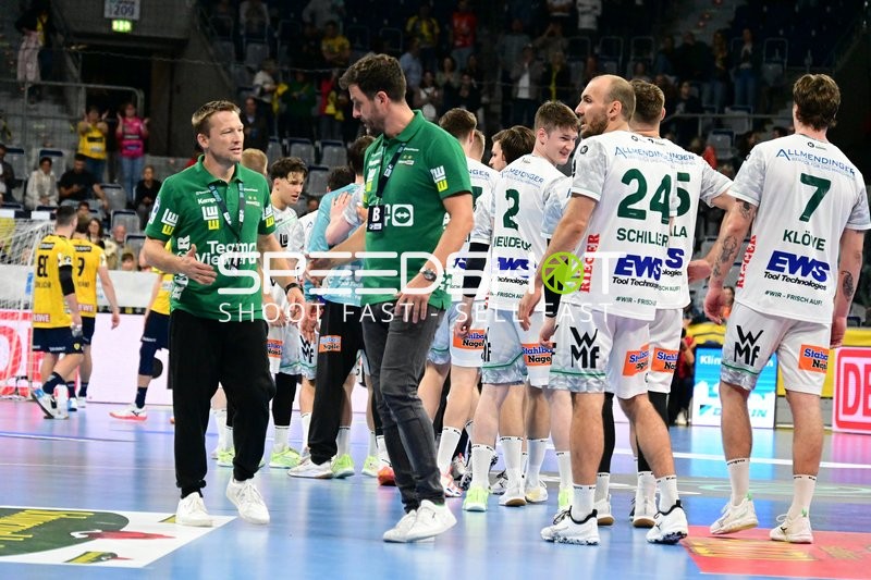 Spieler von {46} und {45} begrüßen sich