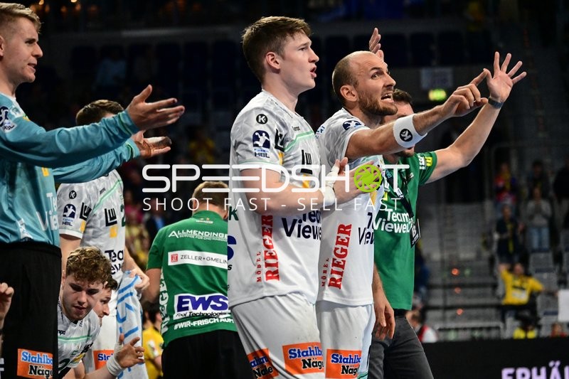 Oskar Neudeck (2; FAG) und Kristian Saeveras (12; FAG) im Gespräch