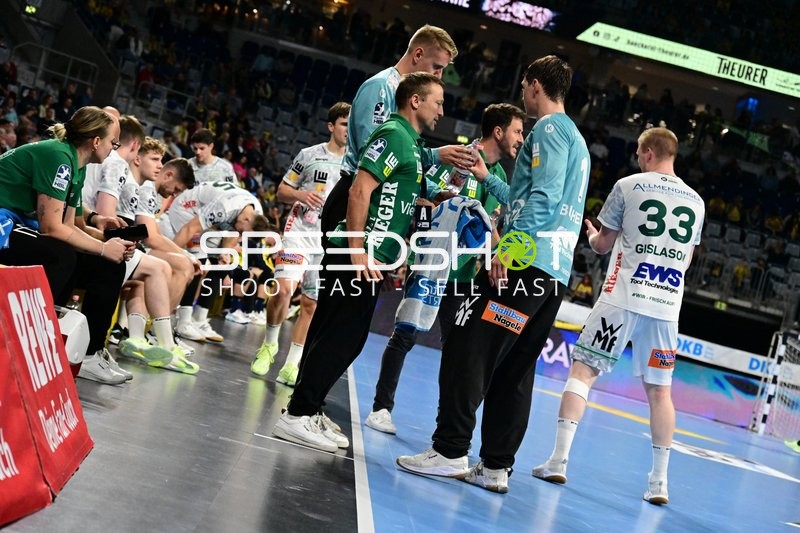 Julian Buchele (1; FAG) und Tibor Ivanisevic (16; FAG) im Gespräch